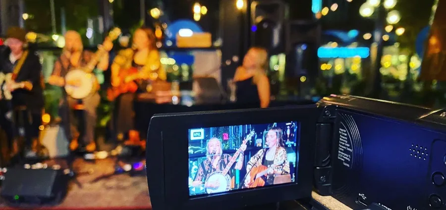Videokamera som filmar liveband för stream