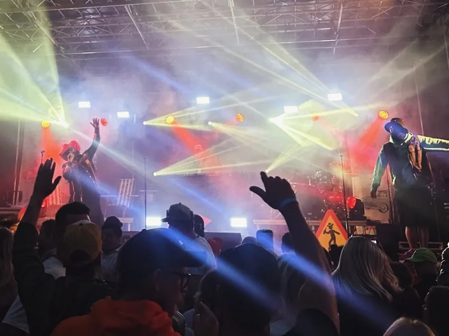 Ljusshow och publik framför scenen